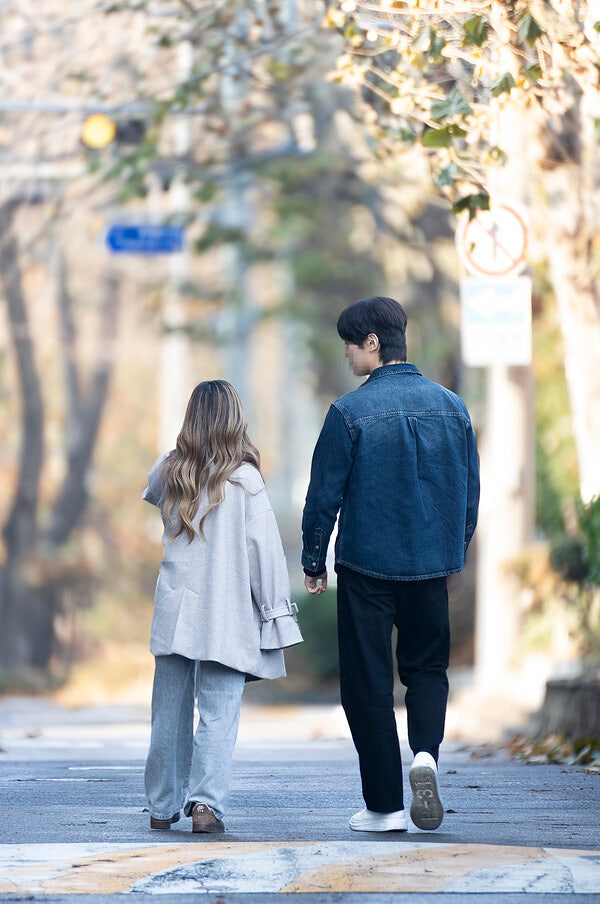 지난 12월 7일 서울 영등포구의 한 카페에서 소개팅을 마친 한국인 남성 이모씨와 일본인 여성 히카루씨. photo 이경호 영상미디어 기자