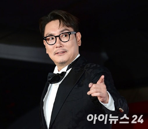 배우 조진웅이 지난해 10월 부산 해운대구 영화의전당에서 열린 제29회 부산국제영화제 개막식 레드카펫 행사에 참석하고 있다. [사진=정소희 기자]