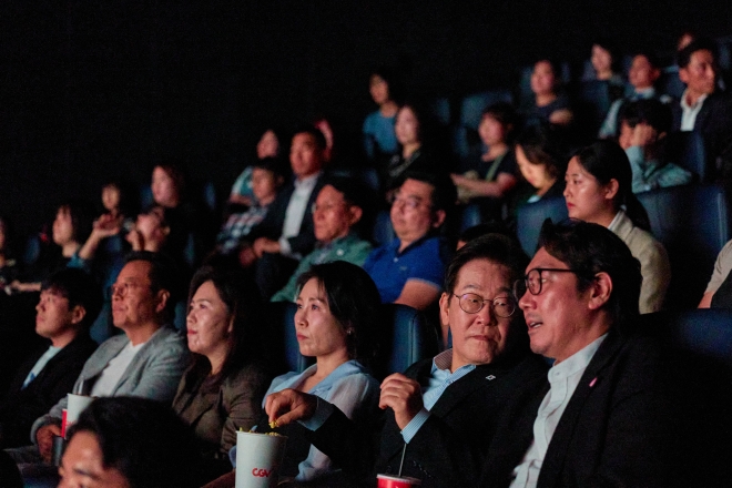영화 관람하는 이재명 대통령 부부 - 대통령실은 이재명 대통령과 김혜경 여사가 17일 서울 용산CGV에서 배우 조진웅 씨와 함께 ‘독립군:끝나지 않은 전쟁’ 영화를 관람하는 모습을 18일 SNS에 공개했다. 2025