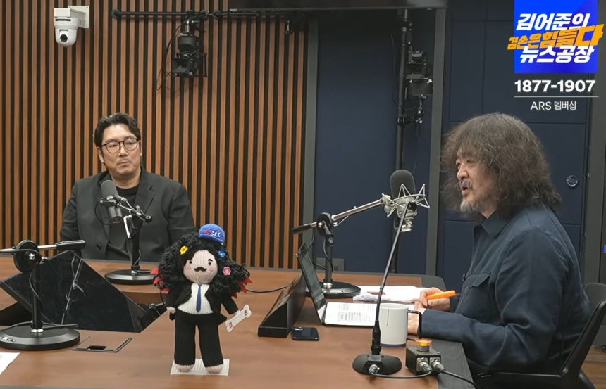 지난 8월 김어준씨 유튜브 방송에 배우 조진웅씨가 출연한 모습. /김어준의 겸손은힘들다 뉴스공장 유튜브 캡처