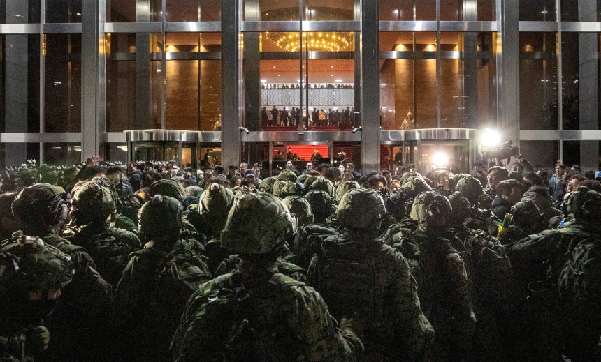 2024년 12월 4일 새벽, 계엄군이 국회 본관 정문 앞에서 국회 사무처 직원, 보좌진 등과 대치하고 있다. / 김지호 기자