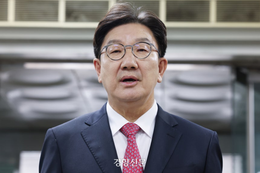 권성동 국민의힘 의원이 16일 서울 서초구 서울중앙지법에서 구속 전 피의자 심문(영장실질심사)에 출석하기 전 입장을 밝히고 있다. 한수빈 기자