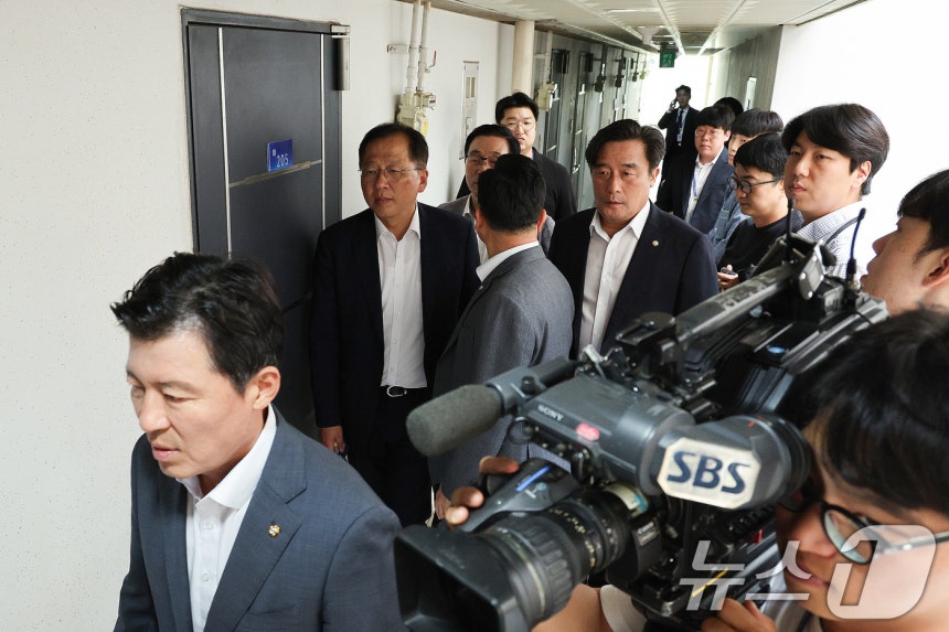 국민의힘 의원들이 18일 오후 서울 여의도의 한 오피스텔에 위치한 국민의힘 당원명부를 관리하는 데이터베이스(DB) 관리 업체를 찾아 김건희특검팀의 압수수색에 대응하고 있다. 2025.9.18/뉴스1 ⓒ News1 신