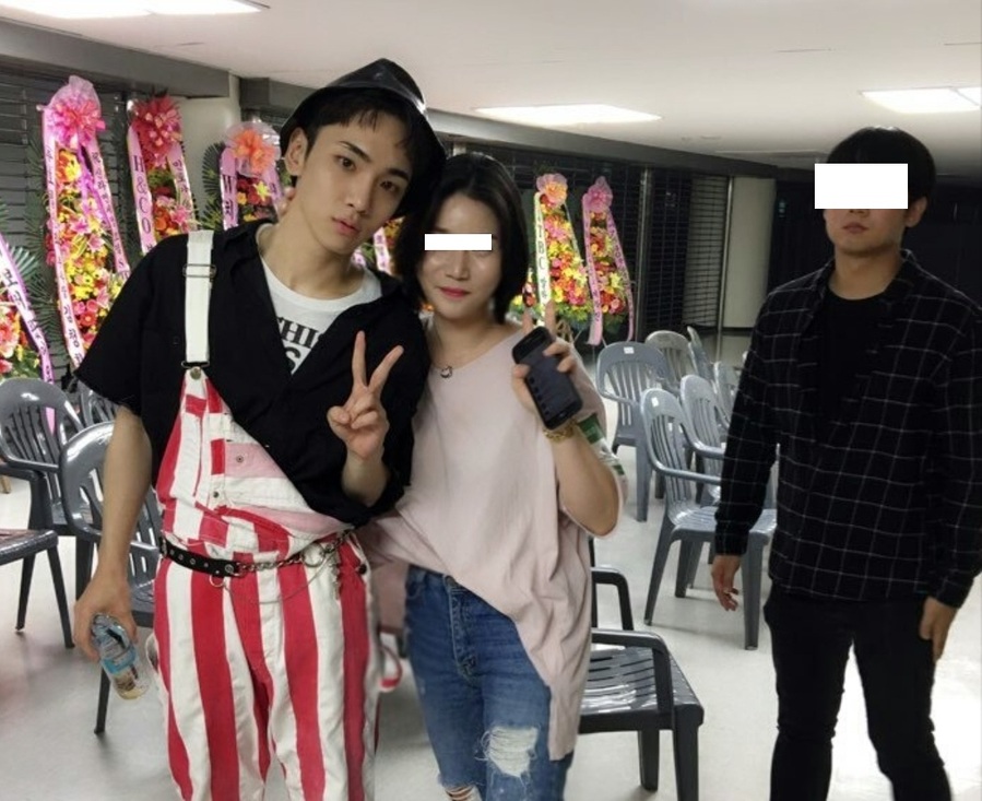 ▲ 2016년 9월 2일 한 공연장에서 촬영한 키와 A씨의 기념 사진. 우측에 키의 매니저의 모습이 보인다. ▲ 2016년 9월 2일 한 공연장에서 촬영한 키와 A씨의 기념 사진. 우측에 키의 매니저의 모습이 보인다.