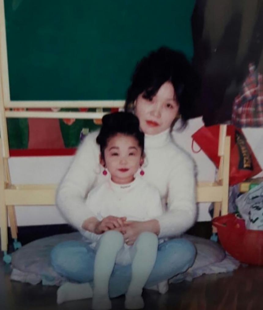 에이핑크(Apink) 정은지, 유년시절 사진 공개…“나보다 더 같은 엄마” - 김은지 기자 - 톱스타뉴스 - 엔터/스타근황